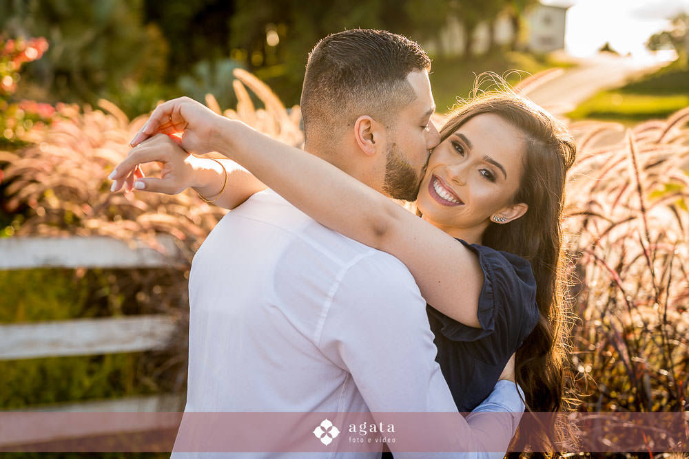 ensaio pre wedding-pre weddin no campo-noivos catolicos-noivos-fotografo curitiba-casamento catolico-matrimonio-igreja catolica-ensaio no barco-pre wedding no barquinho-chacara ienkot-ensaio no campo-ensaio ao ar livre-fotografo sjp-noivado-casamento