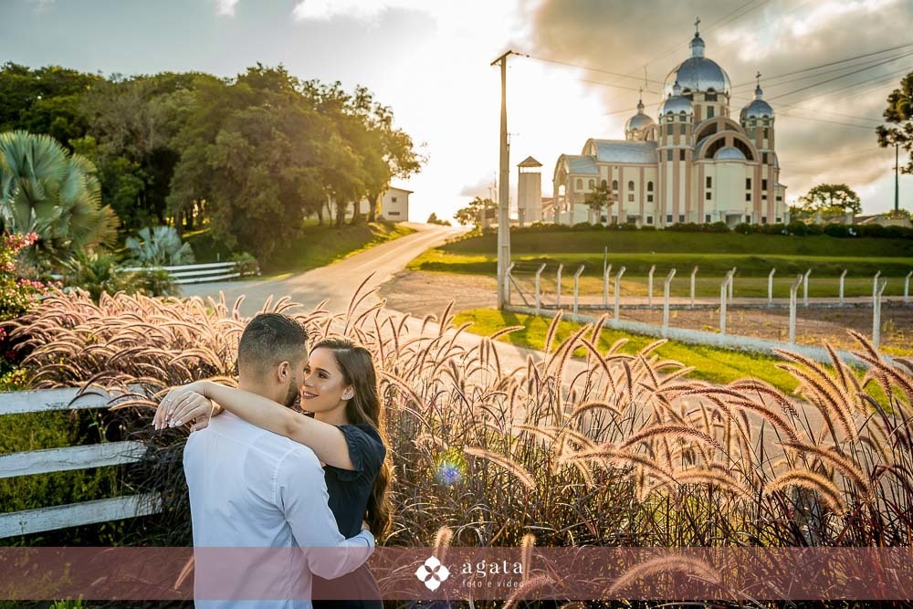 ensaio pre wedding-pre weddin no campo-noivos catolicos-noivos-fotografo curitiba-casamento catolico-matrimonio-igreja catolica-ensaio no barco-pre wedding no barquinho-chacara ienkot-ensaio no campo-ensaio ao ar livre-fotografo sjp-noivado-casamento