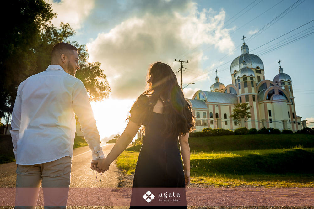ensaio pre wedding-pre weddin no campo-noivos catolicos-noivos-fotografo curitiba-casamento catolico-matrimonio-igreja catolica-ensaio no barco-pre wedding no barquinho-chacara ienkot-ensaio no campo-ensaio ao ar livre-fotografo sjp-noivado-casamento