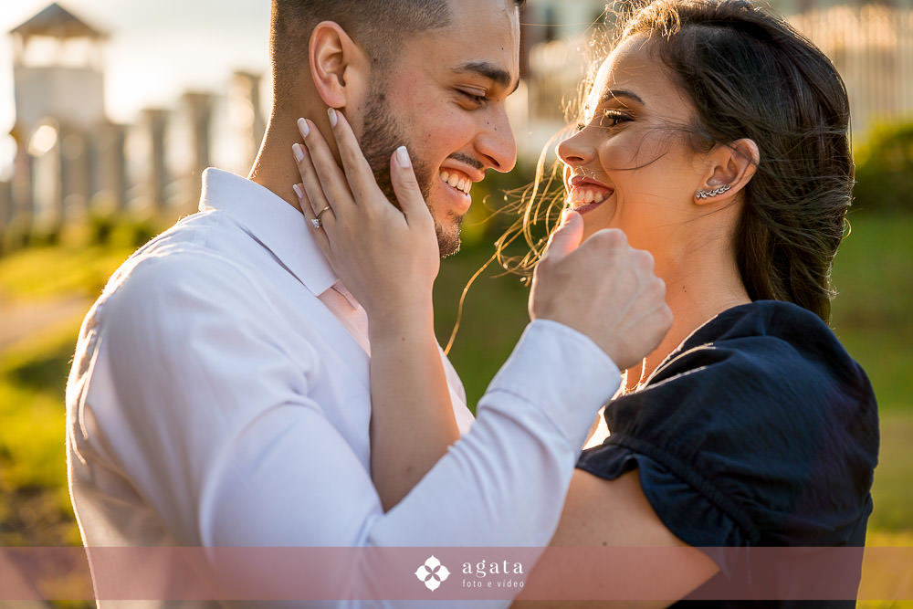 ensaio pre wedding-pre weddin no campo-noivos catolicos-noivos-fotografo curitiba-casamento catolico-matrimonio-igreja catolica-ensaio no barco-pre wedding no barquinho-chacara ienkot-ensaio no campo-ensaio ao ar livre-fotografo sjp-noivado-casamento