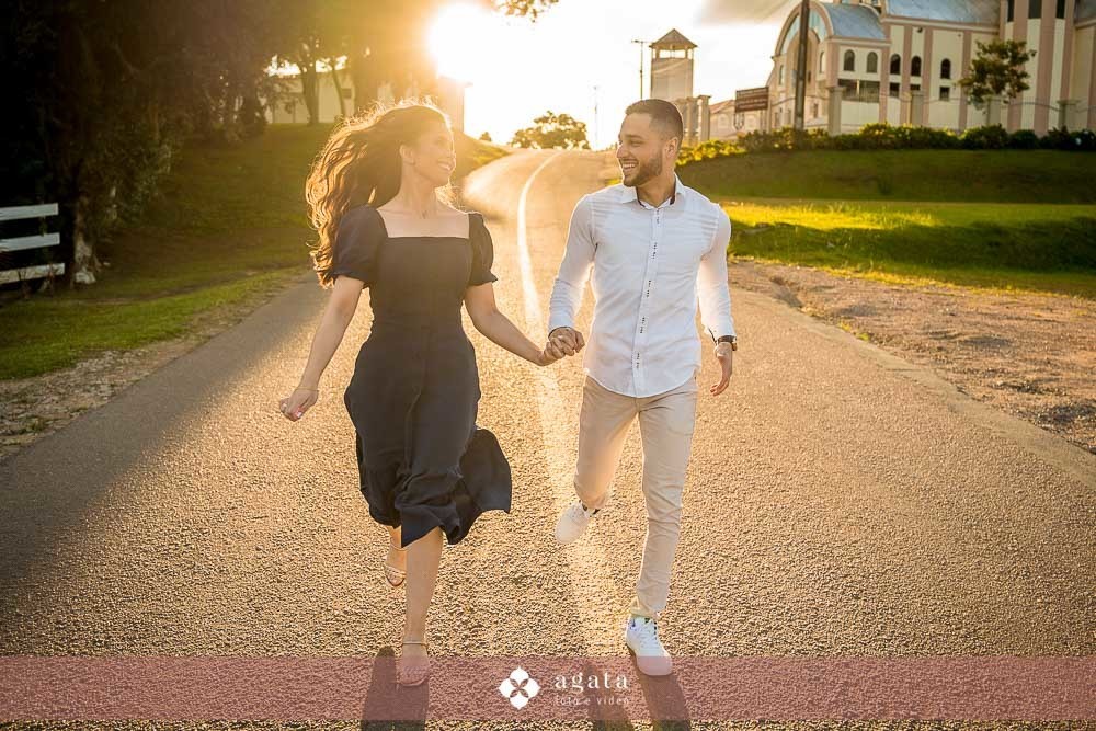 ensaio pre wedding-pre weddin no campo-noivos catolicos-noivos-fotografo curitiba-casamento catolico-matrimonio-igreja catolica-ensaio no barco-pre wedding no barquinho-chacara ienkot-ensaio no campo-ensaio ao ar livre-fotografo sjp-noivado-casamento