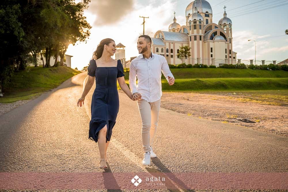 ensaio pre wedding-pre weddin no campo-noivos catolicos-noivos-fotografo curitiba-casamento catolico-matrimonio-igreja catolica-ensaio no barco-pre wedding no barquinho-chacara ienkot-ensaio no campo-ensaio ao ar livre-fotografo sjp-noivado-casamento