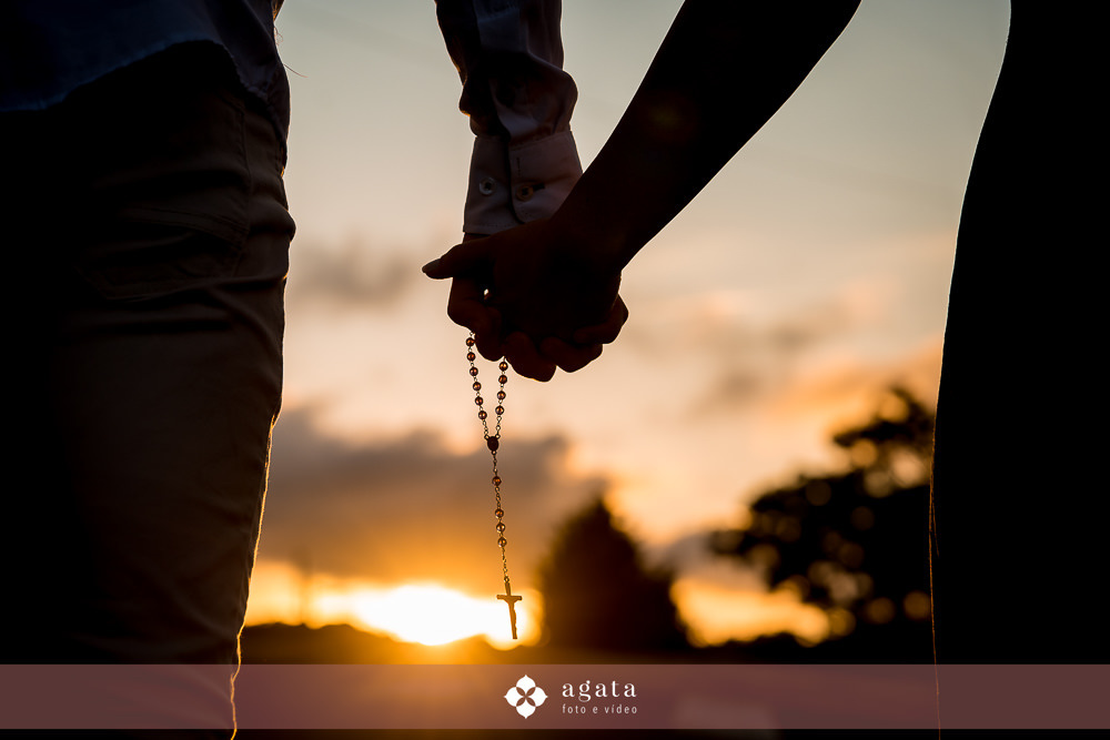 ensaio pre wedding-pre weddin no campo-noivos catolicos-noivos-fotografo curitiba-casamento catolico-matrimonio-igreja catolica-ensaio no barco-pre wedding no barquinho-chacara ienkot-ensaio no campo-ensaio ao ar livre-fotografo sjp-noivado-casamento