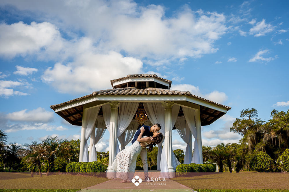 ensaio pre wedding-pre weddin no campo-noivos catolicos-noivos-fotografo curitiba-casamento catolico-matrimonio-igreja catolica-ensaio no barco-pre wedding no barquinho-chacara ienkot-ensaio no campo-ensaio ao ar livre-fotografo sjp-noivado-casamento
