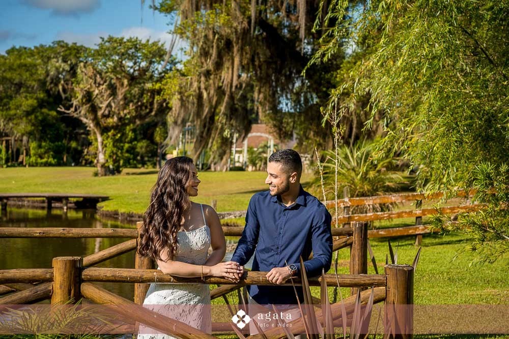 ensaio pre wedding-pre weddin no campo-noivos catolicos-noivos-fotografo curitiba-casamento catolico-matrimonio-igreja catolica-ensaio no barco-pre wedding no barquinho-chacara ienkot-ensaio no campo-ensaio ao ar livre-fotografo sjp-noivado-casamento