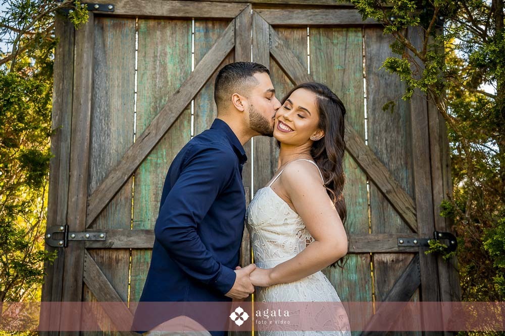 ensaio pre wedding-pre weddin no campo-noivos catolicos-noivos-fotografo curitiba-casamento catolico-matrimonio-igreja catolica-ensaio no barco-pre wedding no barquinho-chacara ienkot-ensaio no campo-ensaio ao ar livre-fotografo sjp-noivado-casamento