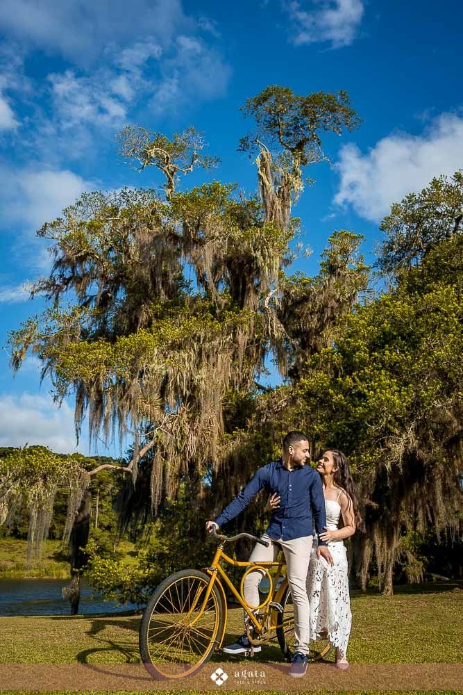 ensaio pre wedding-pre weddin no campo-noivos catolicos-noivos-fotografo curitiba-casamento catolico-matrimonio-igreja catolica-ensaio no barco-pre wedding no barquinho-chacara ienkot-ensaio no campo-ensaio ao ar livre-fotografo sjp-noivado-casamento