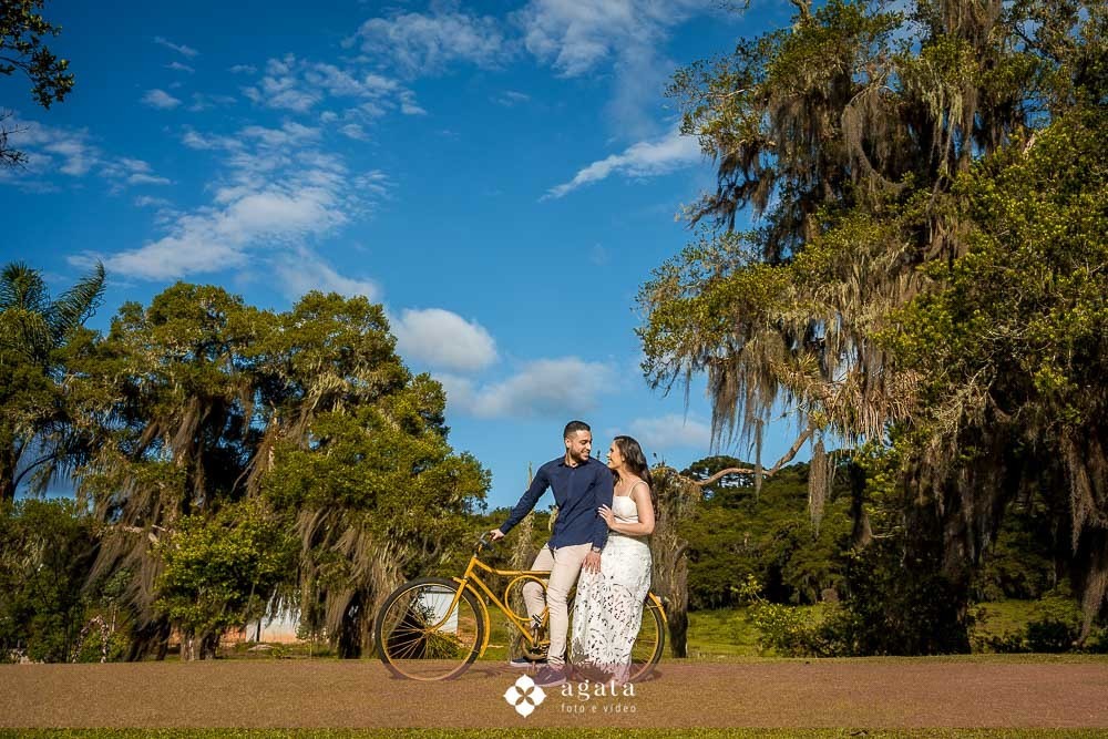 ensaio pre wedding-pre weddin no campo-noivos catolicos-noivos-fotografo curitiba-casamento catolico-matrimonio-igreja catolica-ensaio no barco-pre wedding no barquinho-chacara ienkot-ensaio no campo-ensaio ao ar livre-fotografo sjp-noivado-casamento