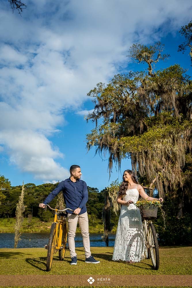 ensaio pre wedding-pre weddin no campo-noivos catolicos-noivos-fotografo curitiba-casamento catolico-matrimonio-igreja catolica-ensaio no barco-pre wedding no barquinho-chacara ienkot-ensaio no campo-ensaio ao ar livre-fotografo sjp-noivado-casamento