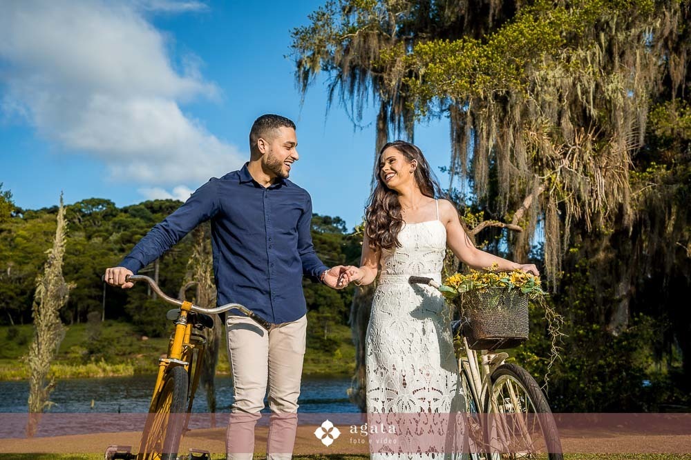 ensaio pre wedding-pre weddin no campo-noivos catolicos-noivos-fotografo curitiba-casamento catolico-matrimonio-igreja catolica-ensaio no barco-pre wedding no barquinho-chacara ienkot-ensaio no campo-ensaio ao ar livre-fotografo sjp-noivado-casamento