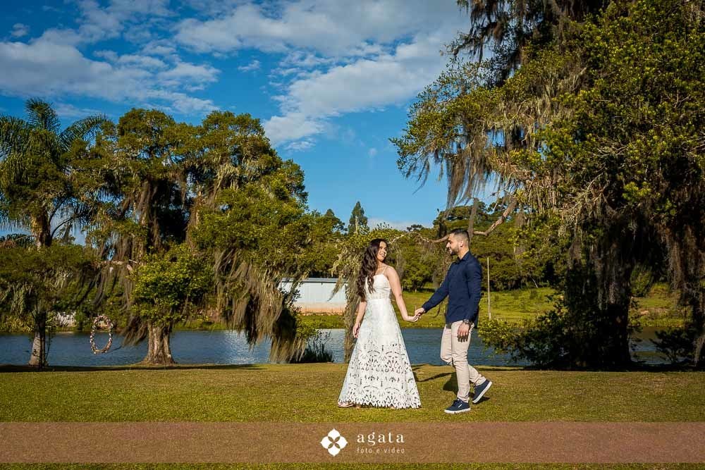 ensaio pre wedding-pre weddin no campo-noivos catolicos-noivos-fotografo curitiba-casamento catolico-matrimonio-igreja catolica-ensaio no barco-pre wedding no barquinho-chacara ienkot-ensaio no campo-ensaio ao ar livre-fotografo sjp-noivado-casamento