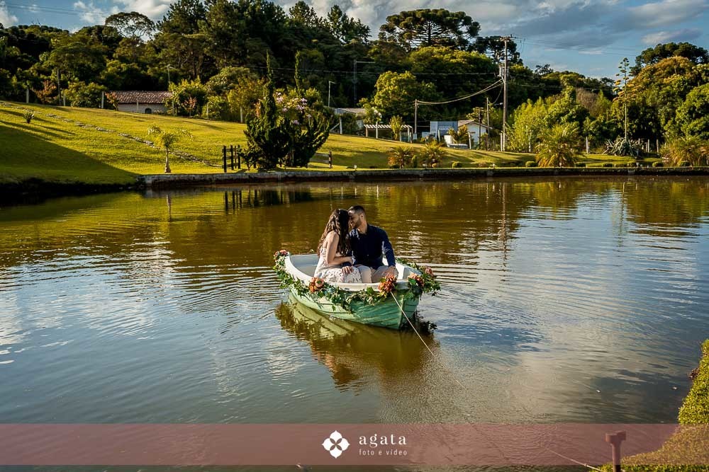 ensaio pre wedding-pre weddin no campo-noivos catolicos-noivos-fotografo curitiba-casamento catolico-matrimonio-igreja catolica-ensaio no barco-pre wedding no barquinho-chacara ienkot-ensaio no campo-ensaio ao ar livre-fotografo sjp-noivado-casamento