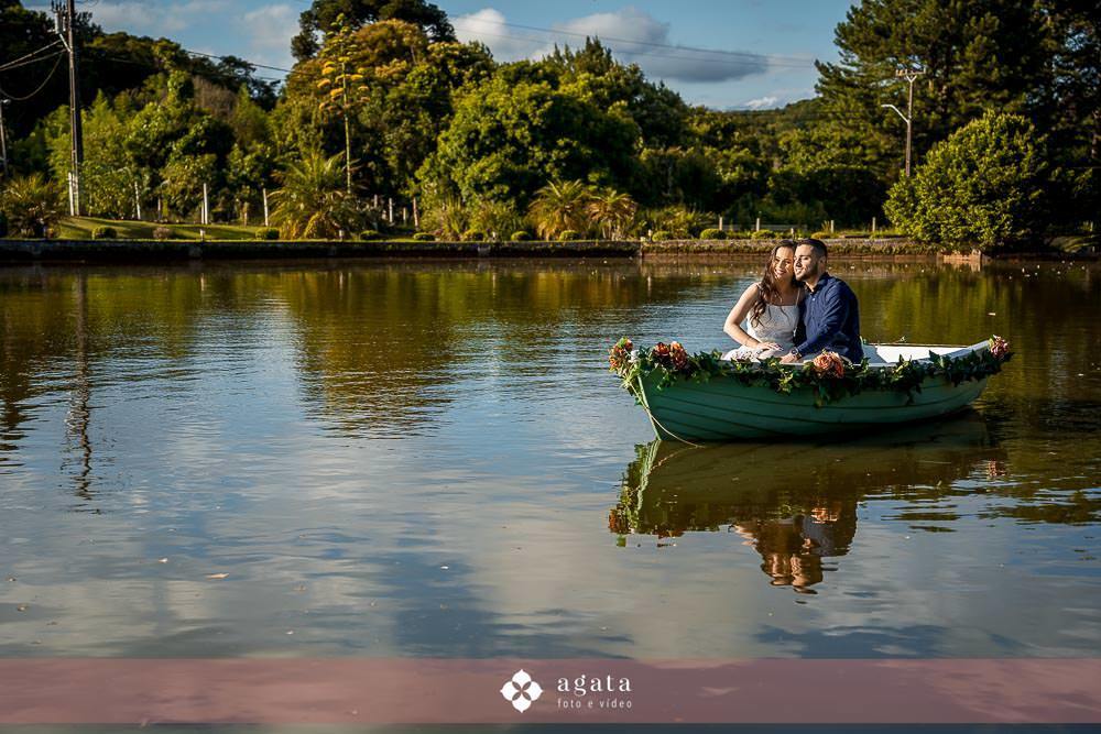 ensaio pre wedding-pre weddin no campo-noivos catolicos-noivos-fotografo curitiba-casamento catolico-matrimonio-igreja catolica-ensaio no barco-pre wedding no barquinho-chacara ienkot-ensaio no campo-ensaio ao ar livre-fotografo sjp-noivado-casamento