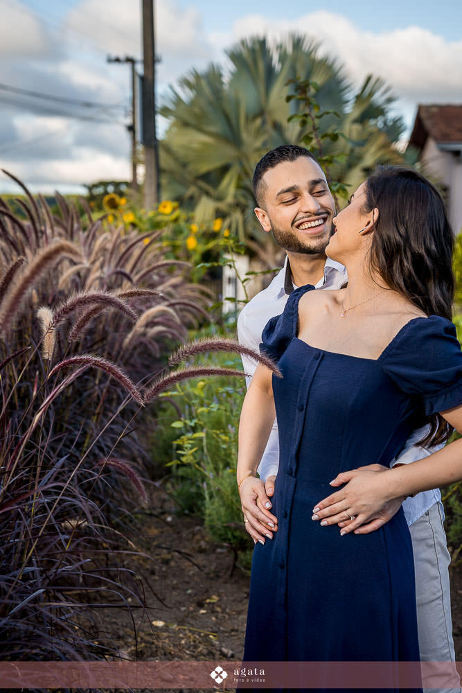 ensaio pre wedding-pre weddin no campo-noivos catolicos-noivos-fotografo curitiba-casamento catolico-matrimonio-igreja catolica-ensaio no barco-pre wedding no barquinho-chacara ienkot-ensaio no campo-ensaio ao ar livre-fotografo sjp-noivado-casamento