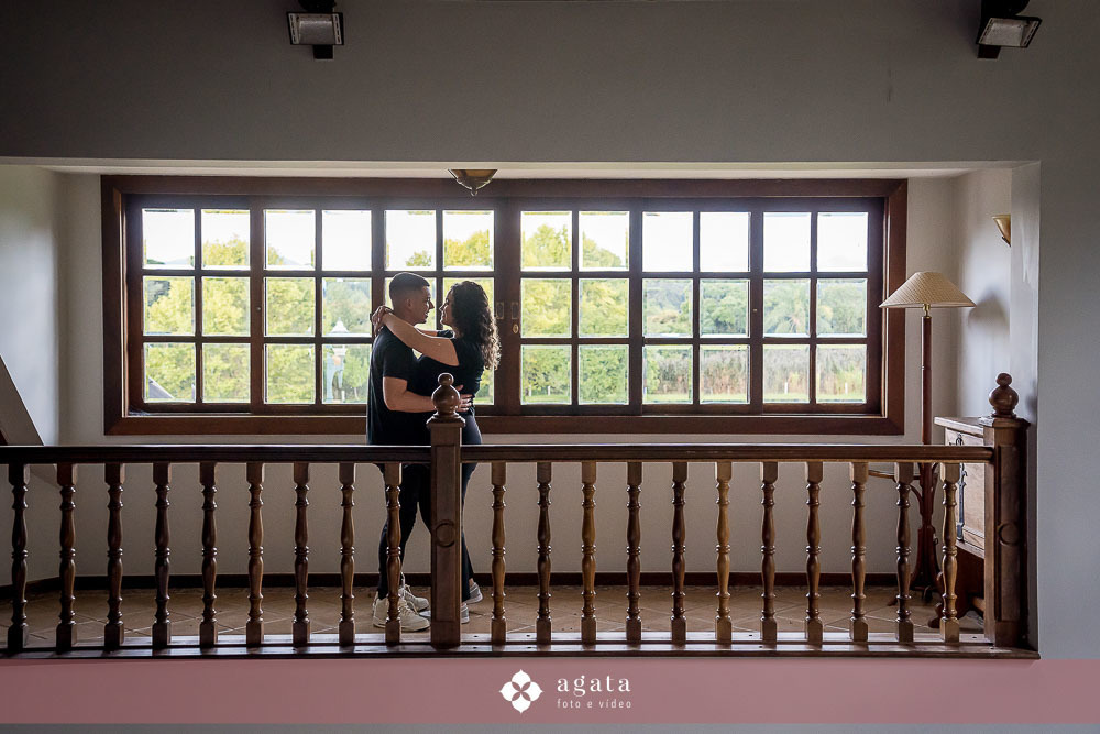 pew wedding-ensaio pre wedding-fotografo curitiba-fotografo de casamento-fotografo criativo-castelo da serra-ensaio externo-fotos no castelo-pre wedding no castelo-fotografo criativo-fotografo 2025-casamento 2025-casal apaixonado-casal espontaneo-ensaio