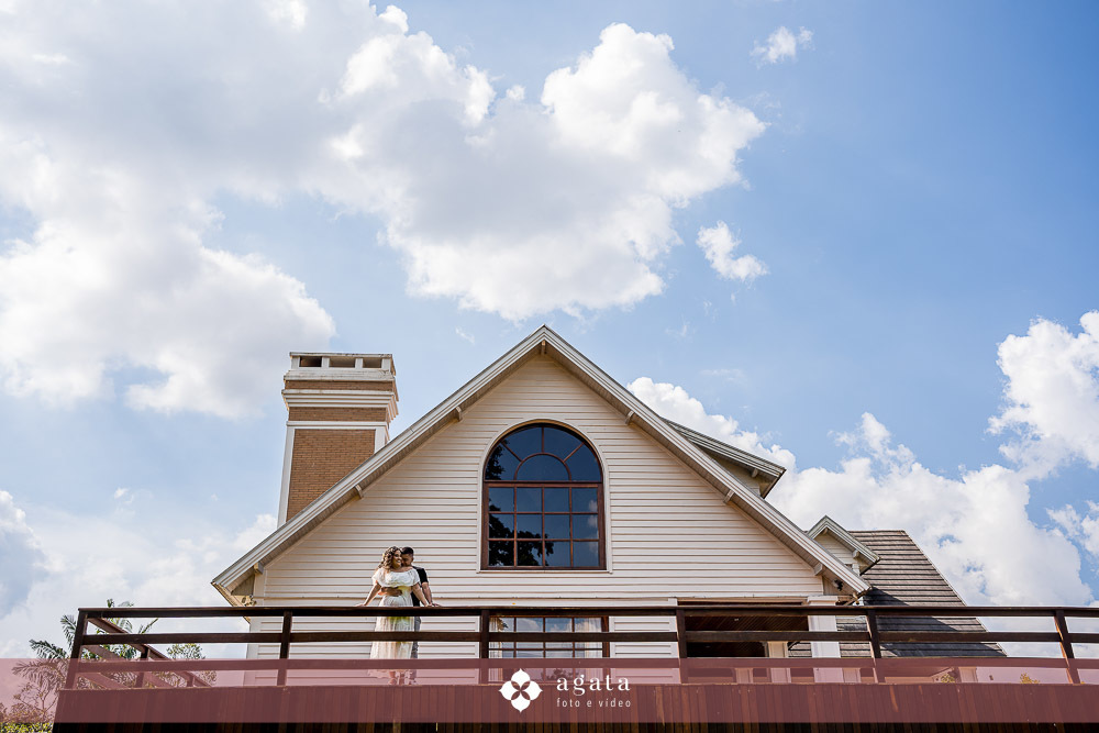 pew wedding-ensaio pre wedding-fotografo curitiba-fotografo de casamento-fotografo criativo-castelo da serra-ensaio externo-fotos no castelo-pre wedding no castelo-fotografo criativo-fotografo 2025-casamento 2025-casal apaixonado-casal espontaneo-ensaio