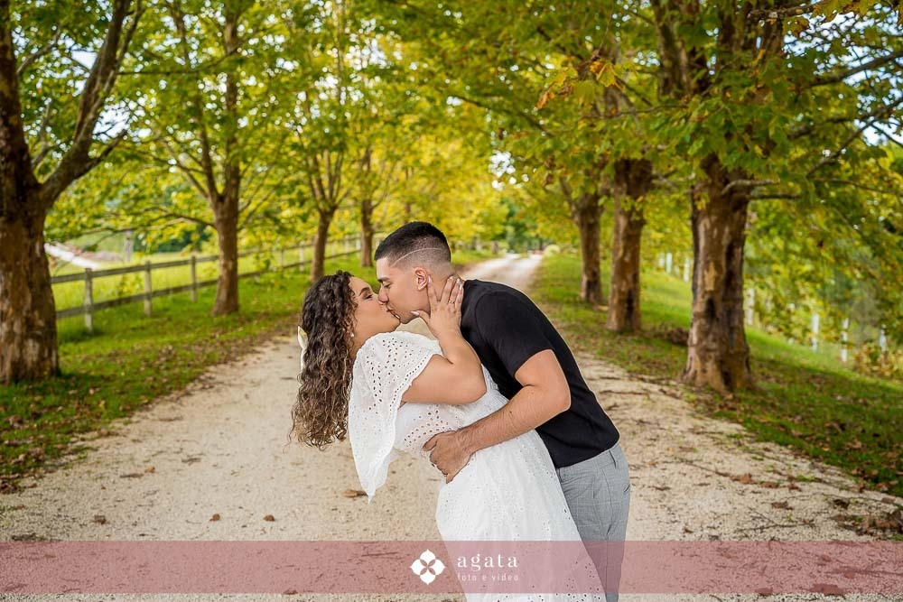 pew wedding-ensaio pre wedding-fotografo curitiba-fotografo de casamento-fotografo criativo-castelo da serra-ensaio externo-fotos no castelo-pre wedding no castelo-fotografo criativo-fotografo 2025-casamento 2025-casal apaixonado-casal espontaneo-ensaio