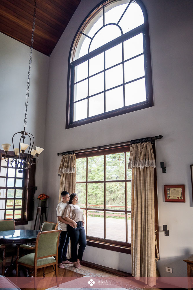 pew wedding-ensaio pre wedding-fotografo curitiba-fotografo de casamento-fotografo criativo-castelo da serra-ensaio externo-fotos no castelo-pre wedding no castelo-fotografo criativo-fotografo 2025-casamento 2025-casal apaixonado-casal espontaneo-ensaio