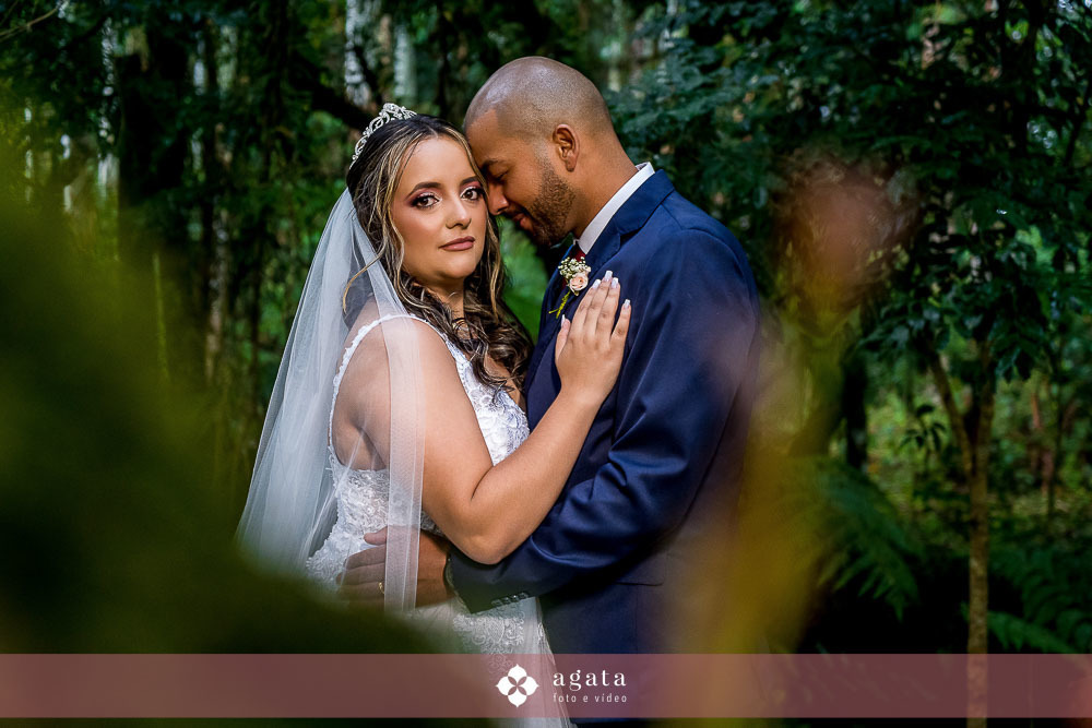 casamento ao ar livre-casamento 2025-fotografo de casamento-fotografo curitiba-fotografo moderno-fotos de casamento-making of da noiva-fotografia de casamento-wedding 2025-wedding-noivos-casamento na chuva-decoracao de casamento-decorção colorida-noiva