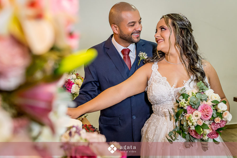 casamento ao ar livre-casamento 2025-fotografo de casamento-fotografo curitiba-fotografo moderno-fotos de casamento-making of da noiva-fotografia de casamento-wedding 2025-wedding-noivos-casamento na chuva-decoracao de casamento-decorção colorida-noiva