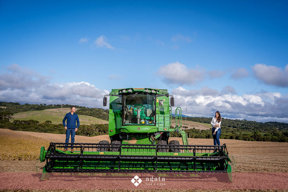 ensaio pre wedding-ensaio no campo-fotografo curitiba-fotografo de casamento-casamento cowntry-casamento na fazenda-ensaio na fazenda-fotografo moderno-fotografo criativo-ensaio de casal-fotos no campo-casamento 2025-casamento no campo-weding