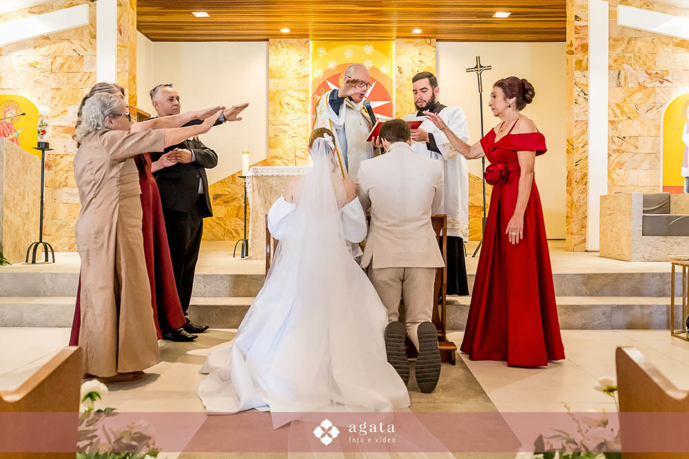 casamento catolico-casamento na igreja-casamento cristao-noivos-fotografo de casamento-fotografo curitiba-casamento 2025-sagrada familia casamento-casamento catolico curitiba-casamento na capela-casamento do ano-vestido de noiva-noiva classica-wedding