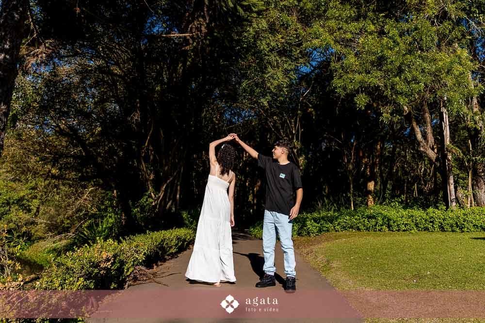 pre wedding-ensaio externo-fotografo de casamento-fotografo curitiba-casamento 2025-casamento do ano-wedding-casal do ano-casal jovem-ensaio no jardim botanico-ensaio de casal-ensiao pre casaemento-ensaio ao ar livre-jardim botanico-fotografo criativo-cwb