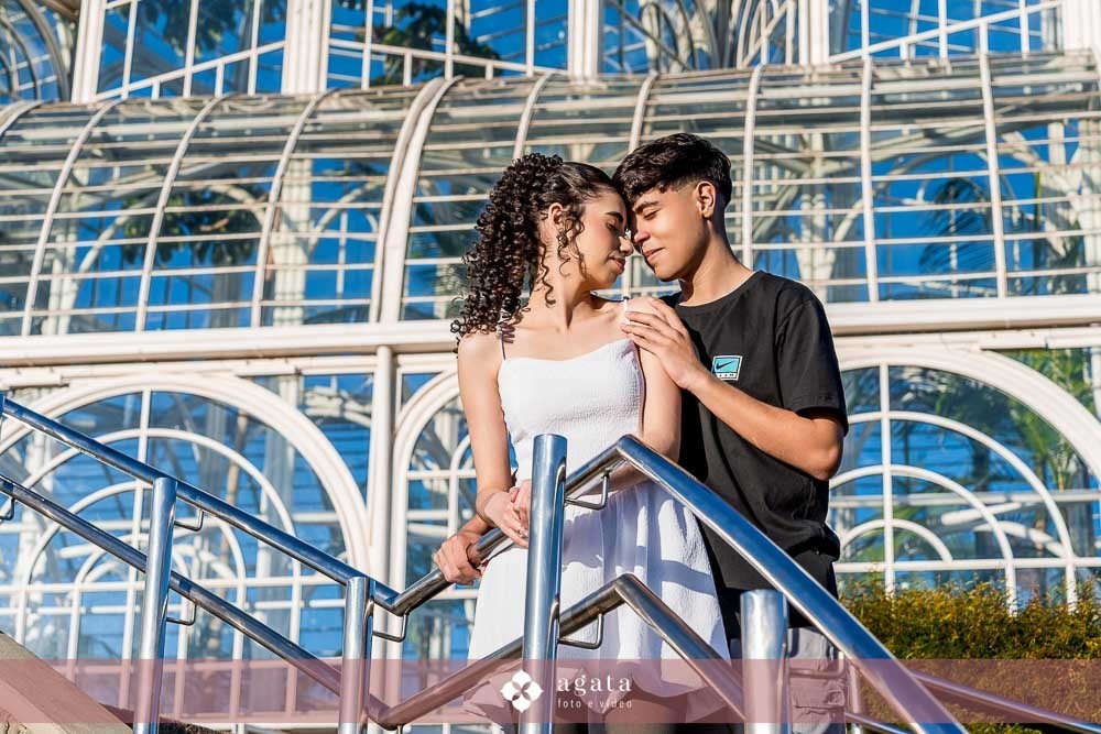 pre wedding-ensaio externo-fotografo de casamento-fotografo curitiba-casamento 2025-casamento do ano-wedding-casal do ano-casal jovem-ensaio no jardim botanico-ensaio de casal-ensiao pre casaemento-ensaio ao ar livre-jardim botanico-fotografo criativo-cwb