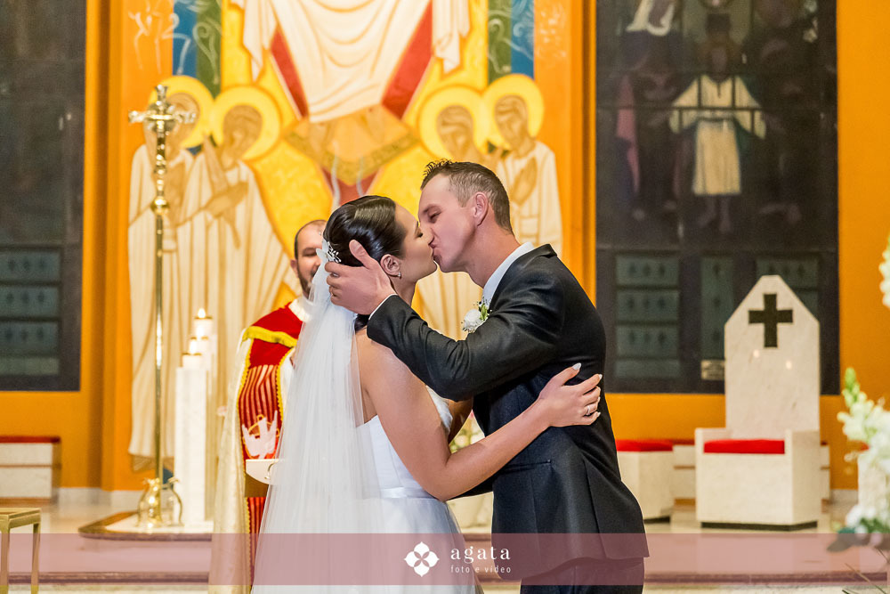 casamento catolico-fotografo de casamento curitiba-fotografo de familias-wedding-casamento cristao-noivos do ano-noiva-vestido de noiva-casamento na igreja-chuva de arroz-fotografo editorial-fotografo criativo-fotografo curitiba-casamento cwb