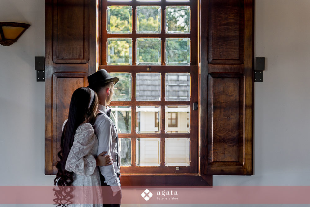 ensaio pre wedding-ensaio fotografico tematico-ensaio tematico-fotografo de casmento-ensaio externo-ensaio pre wedding anos 60-anos 70-anos 80-ensaio temático de casal-ensaio de casal-casamento 20250casamento 2026-fotografo de casamento curitiba-wedding