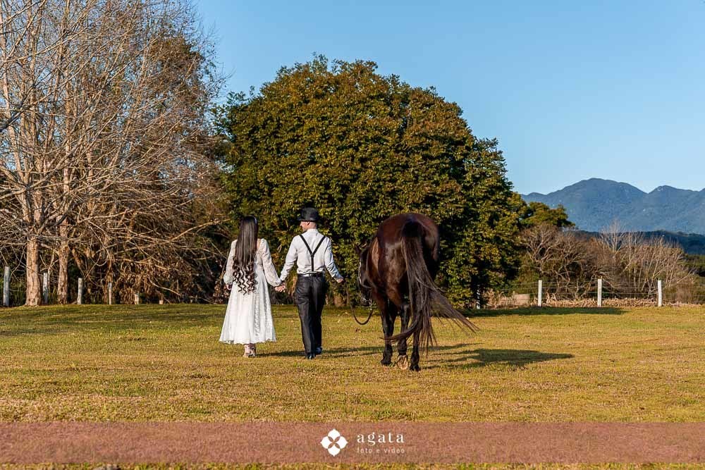 ensaio pre wedding-ensaio fotografico tematico-ensaio tematico-fotografo de casmento-ensaio externo-ensaio pre wedding anos 60-anos 70-anos 80-ensaio temático de casal-ensaio de casal-casamento 20250casamento 2026-fotografo de casamento curitiba-wedding