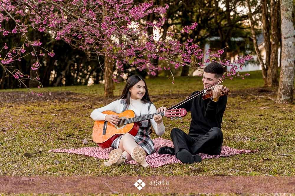 ensaio pre wedding-ensaio fotografico tematico-ensaio tematico-fotografo de casmento-ensaio externo-ensaio pre wedding anos 60-anos 70-anos 80-ensaio temático de casal-ensaio de casal-casamento 20250casamento 2026-fotografo de casamento curitiba-wedding