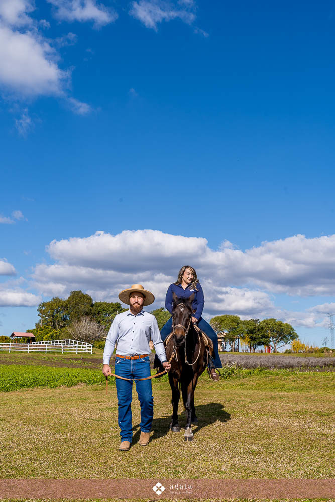 ensaio pre wedding-ensaioexterno-ensaio casal com cavalo-fotografo curitiba-fotografo de casamento-fotografo-fotografo criativo-ensaio de casal na natureza-casal de noivos-noivado-ensaio pre casamento-ensaio ao ar livre-casamento 2026-casamento 2027