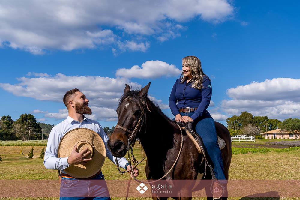 ensaio pre wedding-ensaioexterno-ensaio casal com cavalo-fotografo curitiba-fotografo de casamento-fotografo-fotografo criativo-ensaio de casal na natureza-casal de noivos-noivado-ensaio pre casamento-ensaio ao ar livre-casamento 2026-casamento 2027