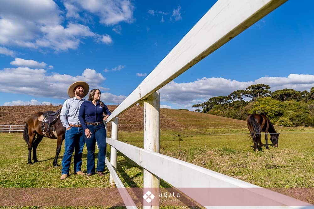 ensaio pre wedding-ensaioexterno-ensaio casal com cavalo-fotografo curitiba-fotografo de casamento-fotografo-fotografo criativo-ensaio de casal na natureza-casal de noivos-noivado-ensaio pre casamento-ensaio ao ar livre-casamento 2026-casamento 2027