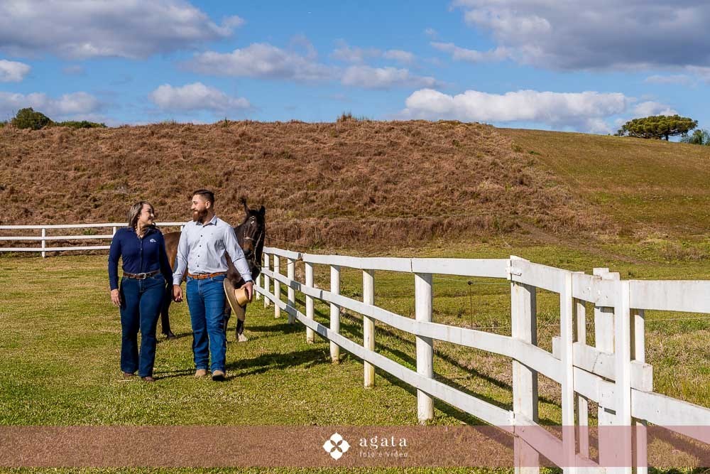ensaio pre wedding-ensaioexterno-ensaio casal com cavalo-fotografo curitiba-fotografo de casamento-fotografo-fotografo criativo-ensaio de casal na natureza-casal de noivos-noivado-ensaio pre casamento-ensaio ao ar livre-casamento 2026-casamento 2027