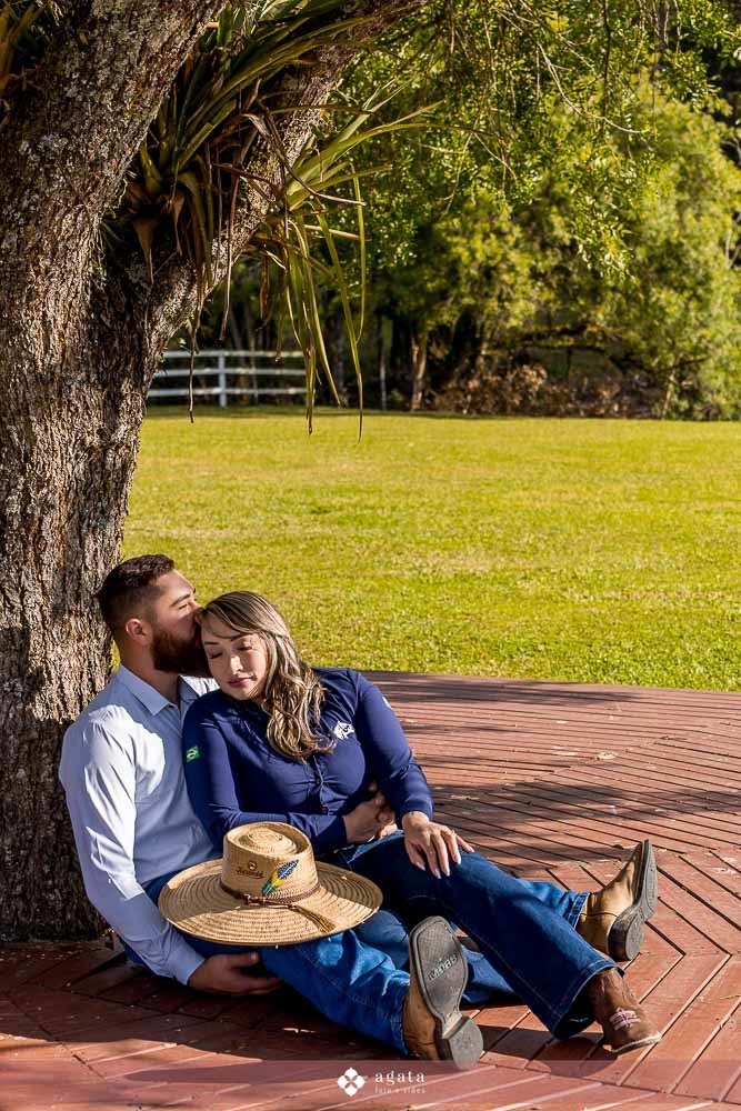 ensaio pre wedding-ensaioexterno-ensaio casal com cavalo-fotografo curitiba-fotografo de casamento-fotografo-fotografo criativo-ensaio de casal na natureza-casal de noivos-noivado-ensaio pre casamento-ensaio ao ar livre-casamento 2026-casamento 2027