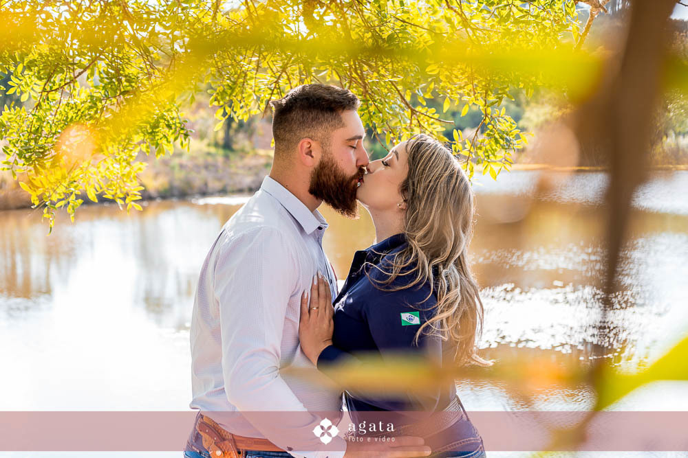 ensaio pre wedding-ensaioexterno-ensaio casal com cavalo-fotografo curitiba-fotografo de casamento-fotografo-fotografo criativo-ensaio de casal na natureza-casal de noivos-noivado-ensaio pre casamento-ensaio ao ar livre-casamento 2026-casamento 2027