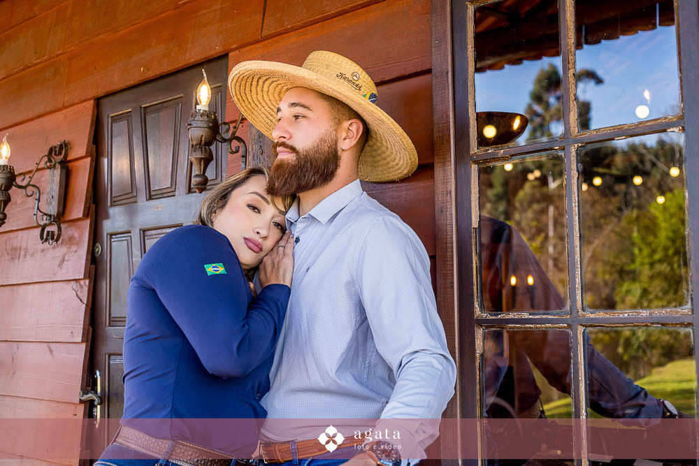 ensaio pre wedding-ensaioexterno-ensaio casal com cavalo-fotografo curitiba-fotografo de casamento-fotografo-fotografo criativo-ensaio de casal na natureza-casal de noivos-noivado-ensaio pre casamento-ensaio ao ar livre-casamento 2026-casamento 2027