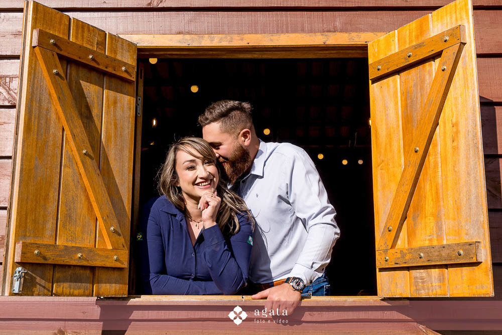 ensaio pre wedding-ensaioexterno-ensaio casal com cavalo-fotografo curitiba-fotografo de casamento-fotografo-fotografo criativo-ensaio de casal na natureza-casal de noivos-noivado-ensaio pre casamento-ensaio ao ar livre-casamento 2026-casamento 2027