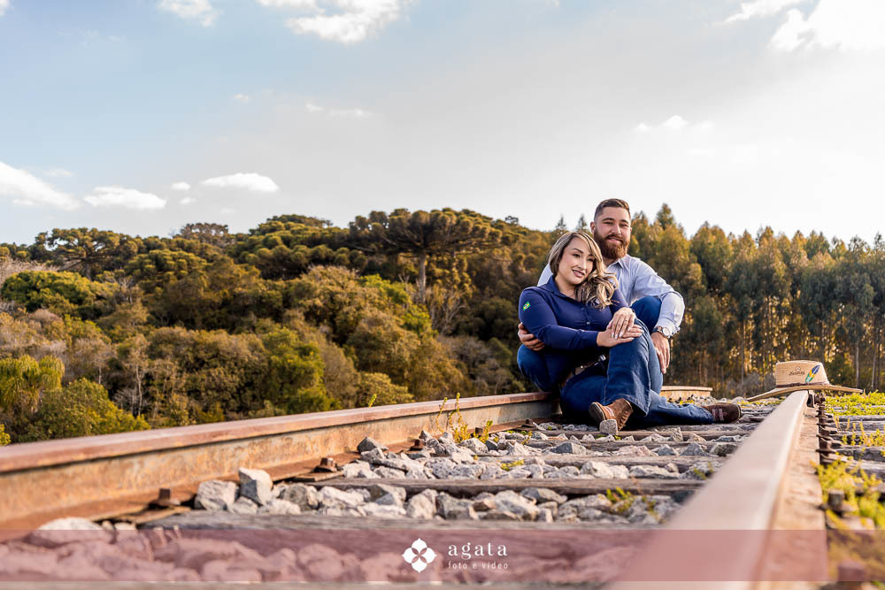 ensaio pre wedding-ensaioexterno-ensaio casal com cavalo-fotografo curitiba-fotografo de casamento-fotografo-fotografo criativo-ensaio de casal na natureza-casal de noivos-noivado-ensaio pre casamento-ensaio ao ar livre-casamento 2026-casamento 2027