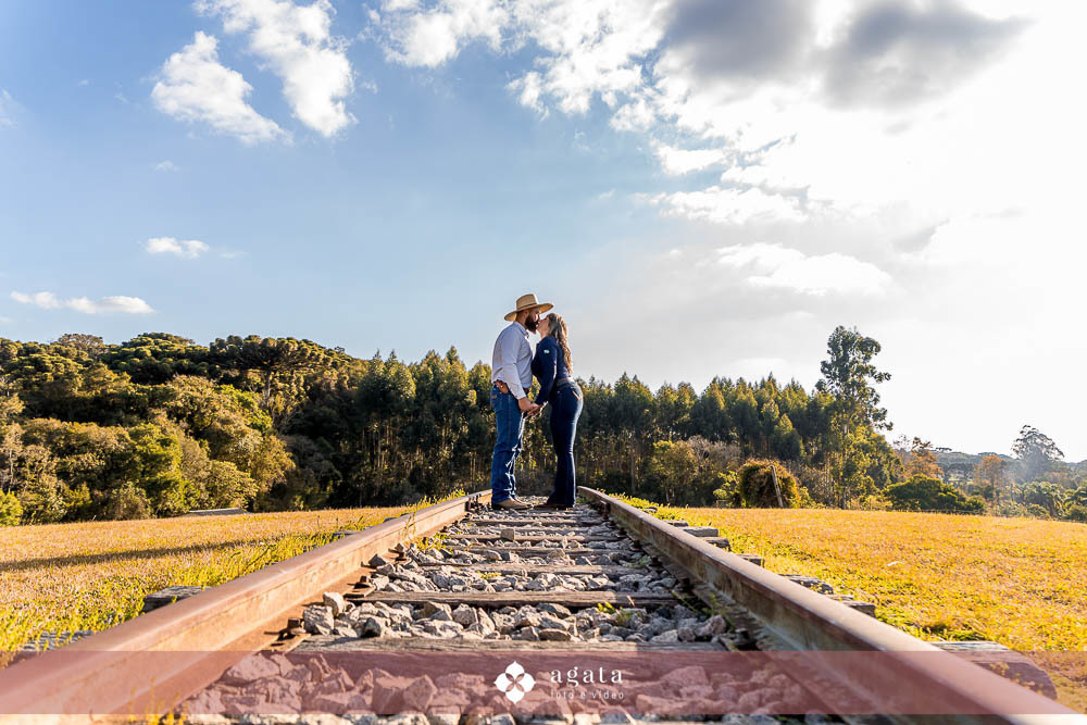 ensaio pre wedding-ensaioexterno-ensaio casal com cavalo-fotografo curitiba-fotografo de casamento-fotografo-fotografo criativo-ensaio de casal na natureza-casal de noivos-noivado-ensaio pre casamento-ensaio ao ar livre-casamento 2026-casamento 2027