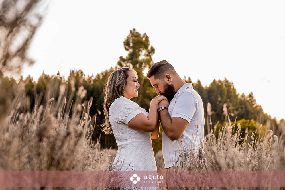 ensaio pre wedding-ensaioexterno-ensaio casal com cavalo-fotografo curitiba-fotografo de casamento-fotografo-fotografo criativo-ensaio de casal na natureza-casal de noivos-noivado-ensaio pre casamento-ensaio ao ar livre-casamento 2026-casamento 2027