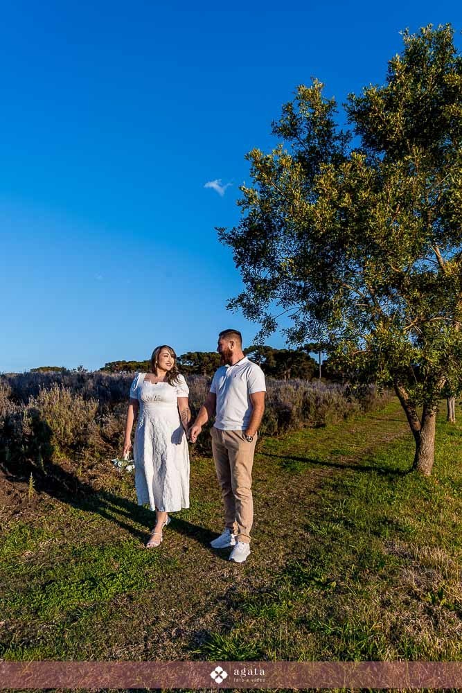 ensaio pre wedding-ensaioexterno-ensaio casal com cavalo-fotografo curitiba-fotografo de casamento-fotografo-fotografo criativo-ensaio de casal na natureza-casal de noivos-noivado-ensaio pre casamento-ensaio ao ar livre-casamento 2026-casamento 2027