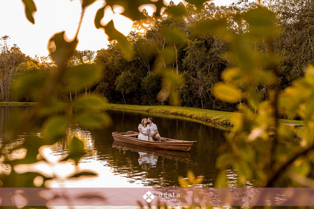 ensaio pre wedding-ensaioexterno-ensaio casal com cavalo-fotografo curitiba-fotografo de casamento-fotografo-fotografo criativo-ensaio de casal na natureza-casal de noivos-noivado-ensaio pre casamento-ensaio ao ar livre-casamento 2026-casamento 2027