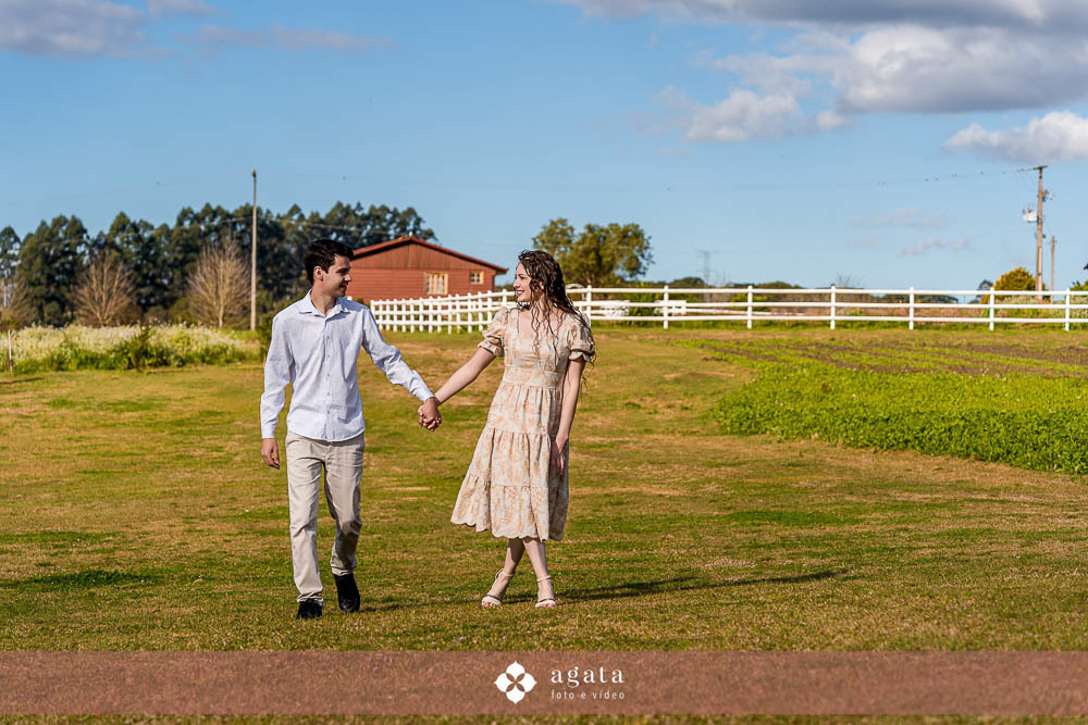 ensaio pre wedding-ensaio pre casamento-ensaio de casal-ensaio externo-fotografo curitiba-fotografo casamento cristão-casamento -ensaio de casal com cavalo-fotografo de casamento curitiba-casamento curitiba-ensaio fotografico-horse-por do sol