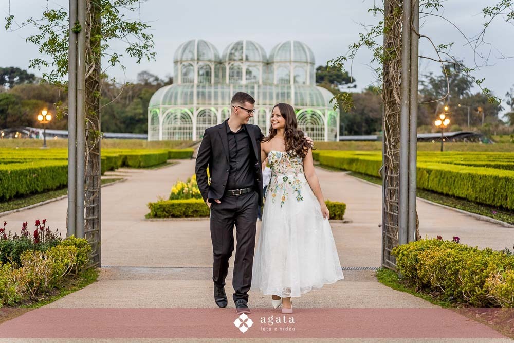 ensaio de casal-ensaio externo-ensaio fotografico de casal-fotografo curitiba-fotografo de casamento-save the date-ensaio romantico-ensaio pre wedding-ensaio pre casamento-ensaio moderno-ensaio de casal moderno-ensaio de fotos no parque-jardim botanico