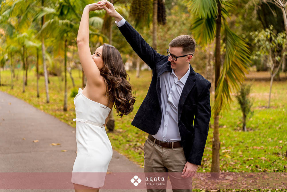 ensaio de casal-ensaio externo-ensaio fotografico de casal-fotografo curitiba-fotografo de casamento-save the date-ensaio romantico-ensaio pre wedding-ensaio pre casamento-ensaio moderno-ensaio de casal moderno-ensaio de fotos no parque-jardim botanico
