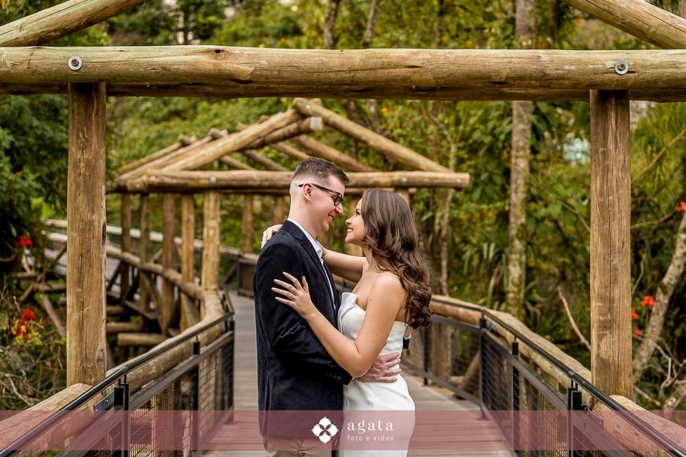 ensaio de casal-ensaio externo-ensaio fotografico de casal-fotografo curitiba-fotografo de casamento-save the date-ensaio romantico-ensaio pre wedding-ensaio pre casamento-ensaio moderno-ensaio de casal moderno-ensaio de fotos no parque-jardim botanico