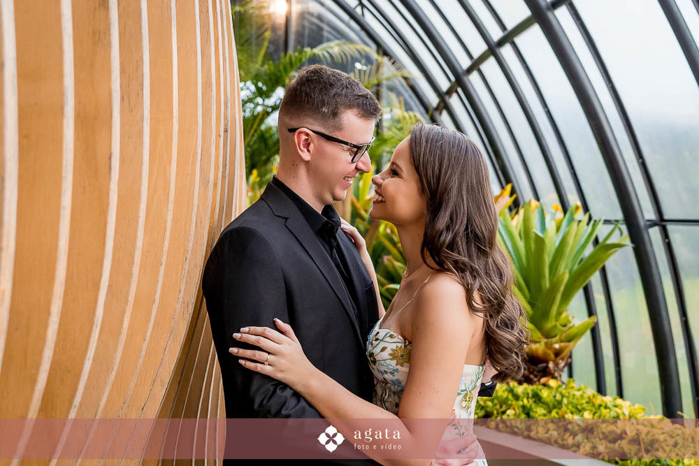 ensaio de casal-ensaio externo-ensaio fotografico de casal-fotografo curitiba-fotografo de casamento-save the date-ensaio romantico-ensaio pre wedding-ensaio pre casamento-ensaio moderno-ensaio de casal moderno-ensaio de fotos no parque-jardim botanico